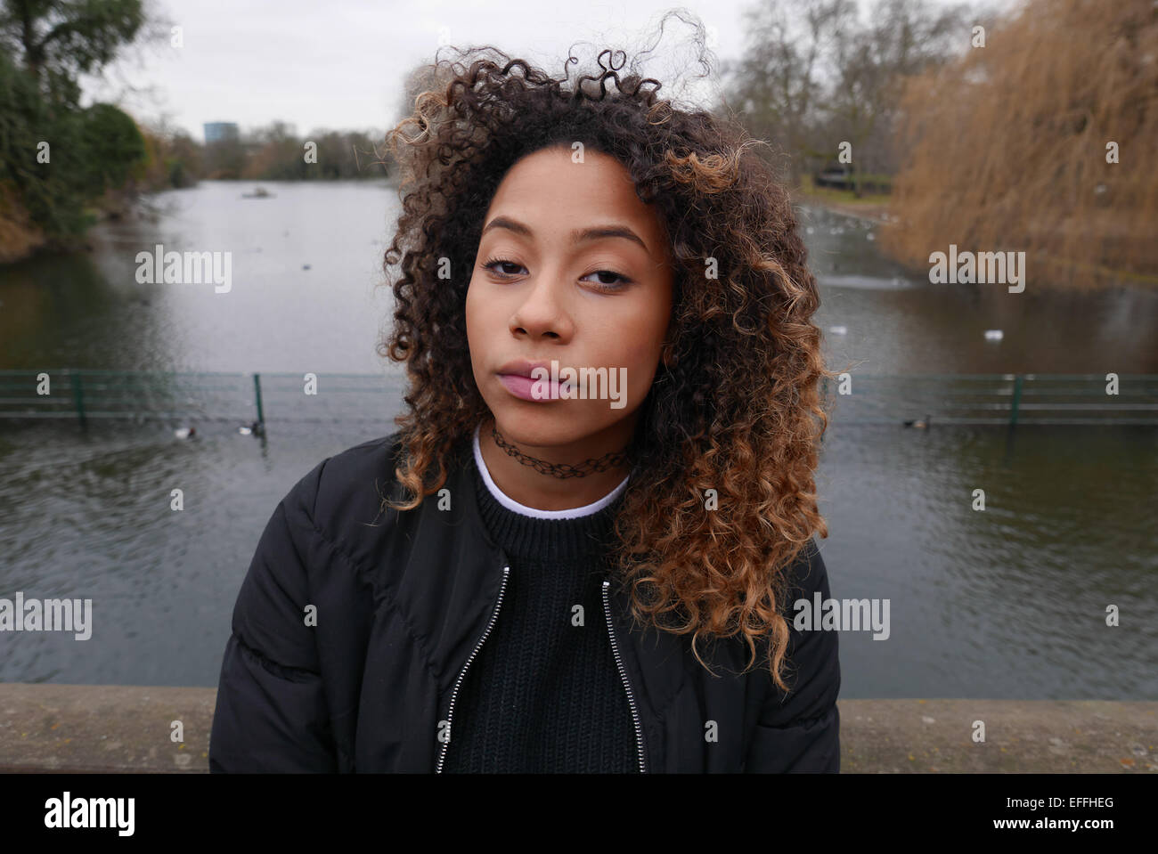 Regno Unito London Regents Park ritratto di una giovane e alla moda di razza mista ragazza Foto Stock