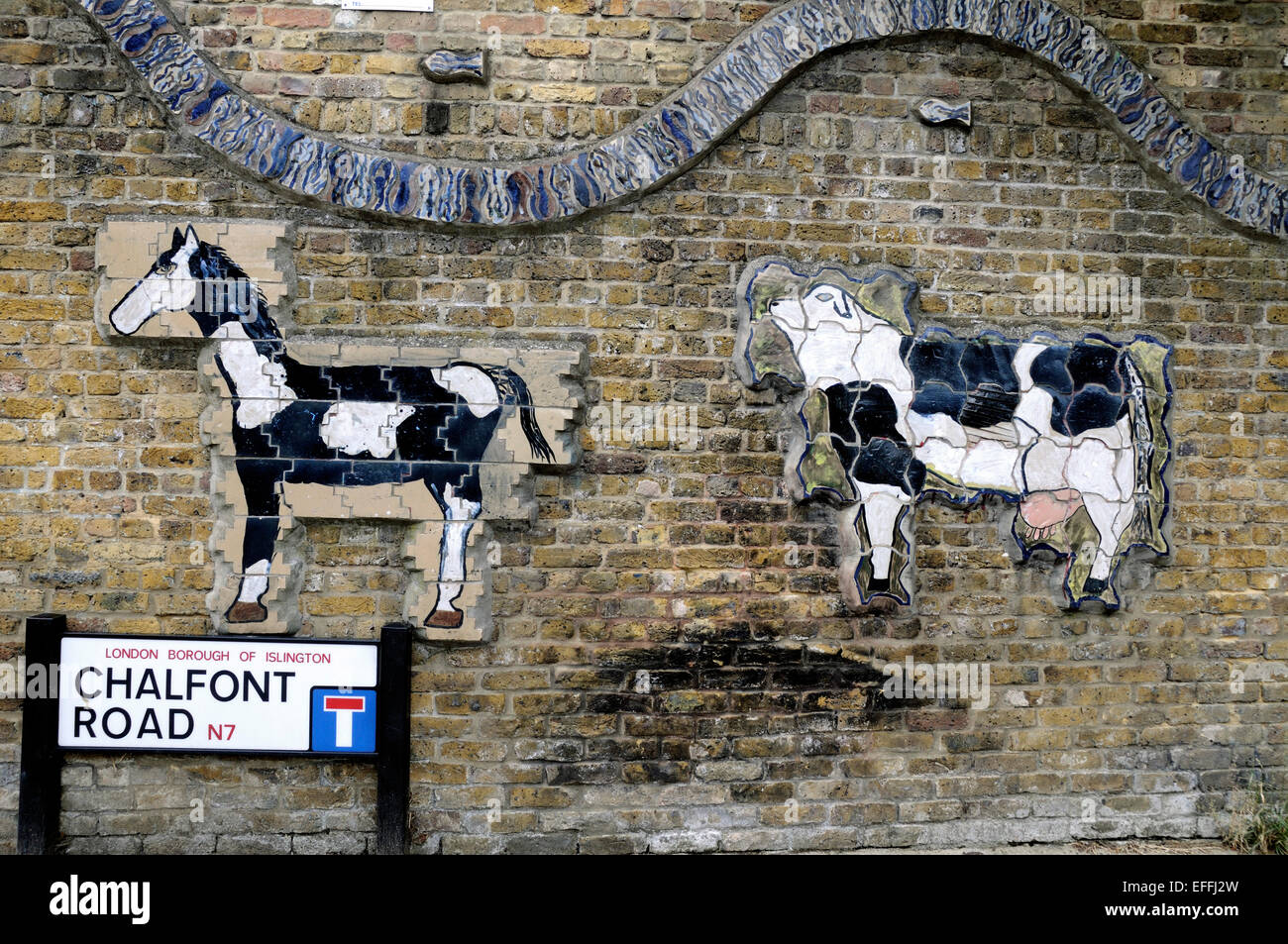 A forma di animale piastrelle sulla parete, il cavallo e la mucca, Frieghtliner's Farm, Holloway, London Borough di Islington Inghilterra Gran Bretagna REGNO UNITO Foto Stock