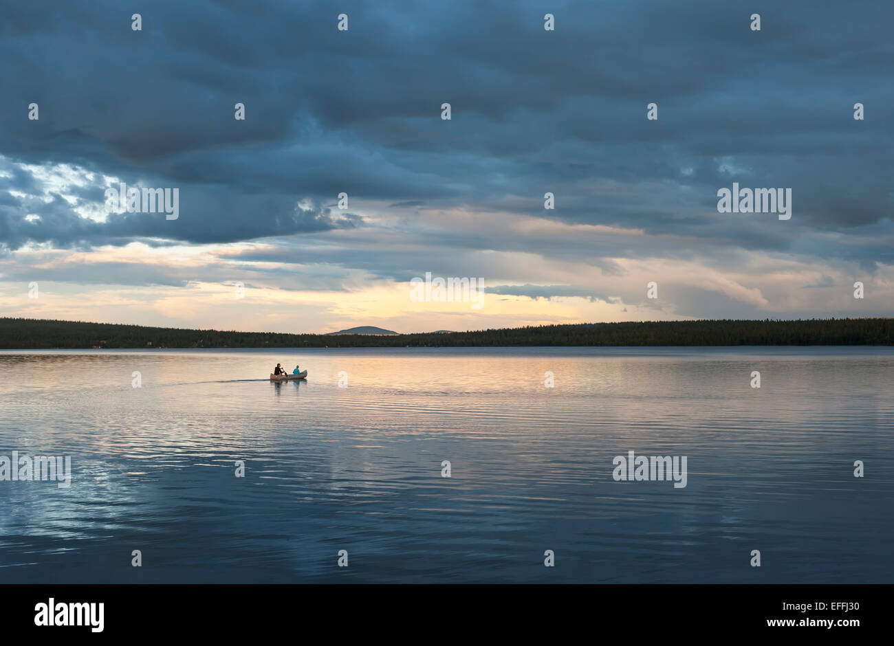 La Svezia, la Lapponia Norrbotten County, Kiruna, canoismo padre e figlio Foto Stock