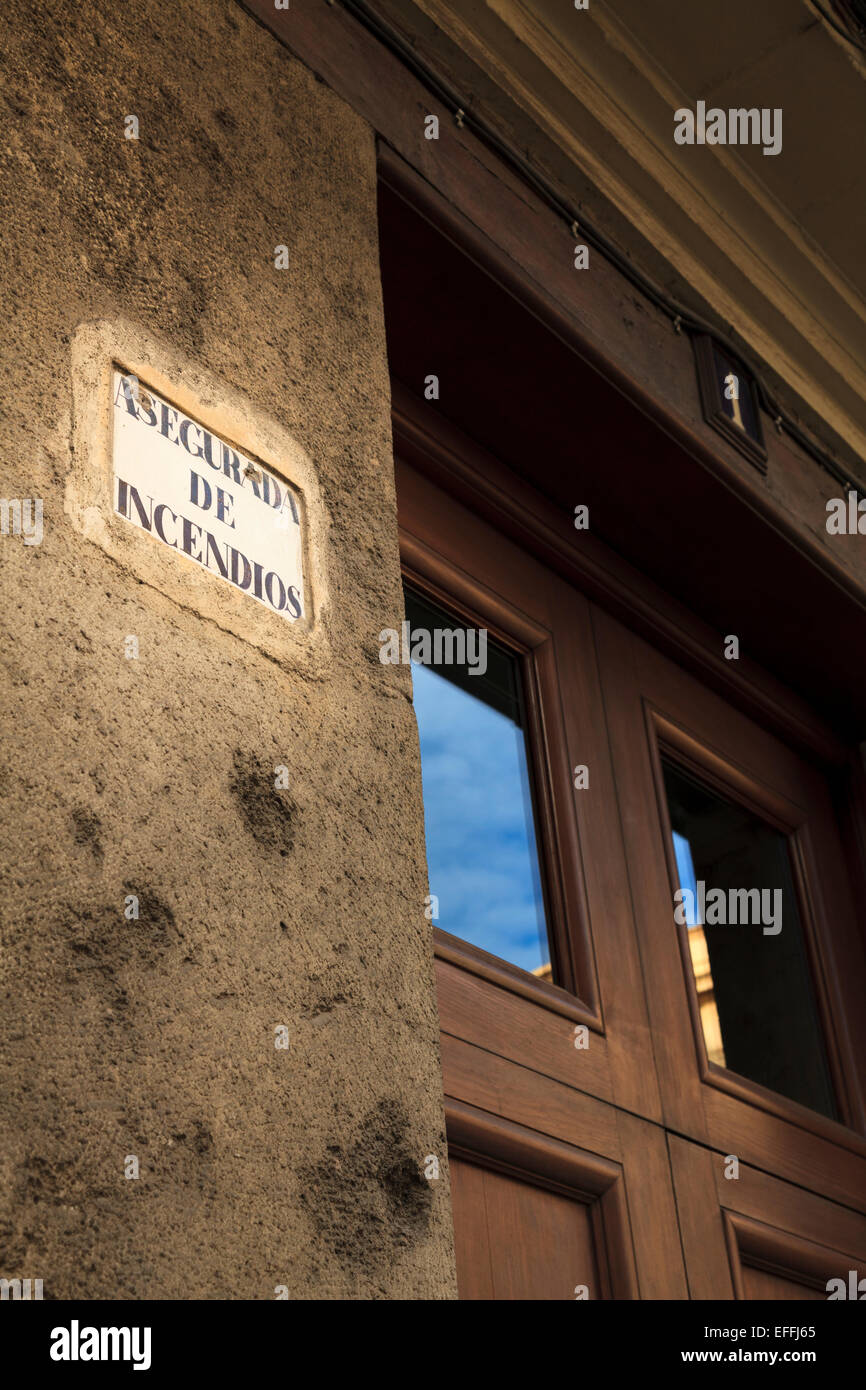 Asegurada de incendios vecchio assicurato contro il segno di fuoco su esterno dell edificio in Spagna Foto Stock