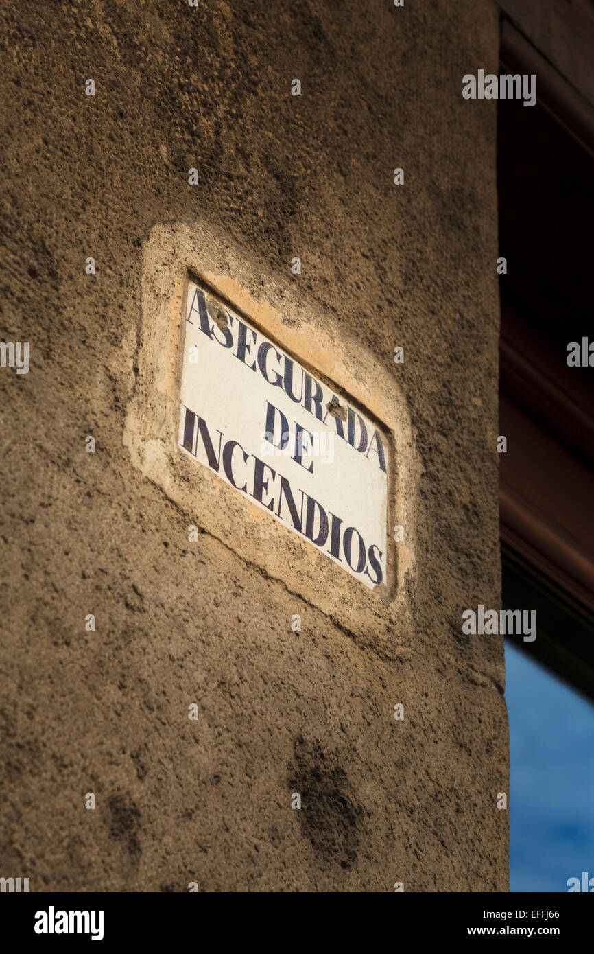 Asegurada de incendios vecchio assicurato contro il segno di fuoco su esterno dell edificio in Spagna Foto Stock