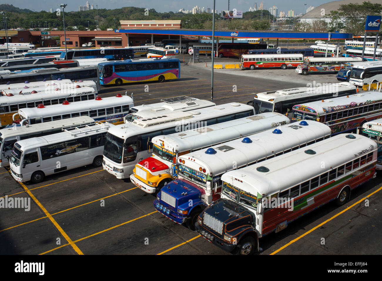 BAlbrok stazione bus terminal. Panama. Qui entra in gioco la Diablo Rojo, il diavolo rosso bus sabbiatura la sua tromba d'aria e deformazione intorno Foto Stock