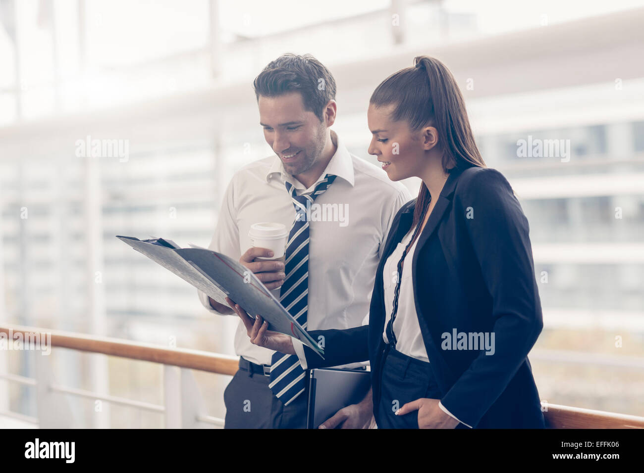 La gente di affari di incontro e condivisione delle idee Foto Stock