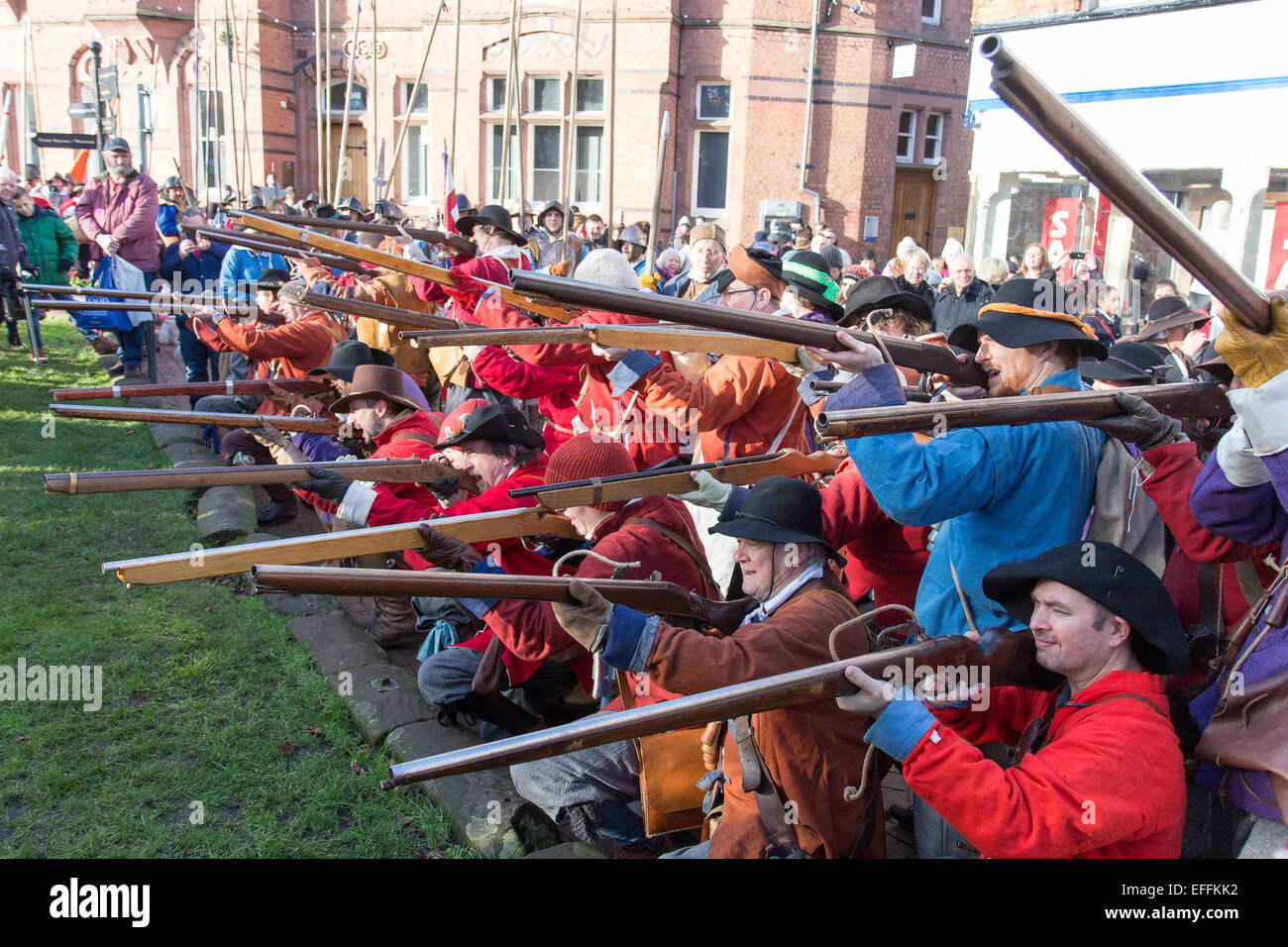 Persone vestite come Roundheads e Cavaliers rivivere la battaglia di Nantwich nel gennaio 2015 Foto Stock