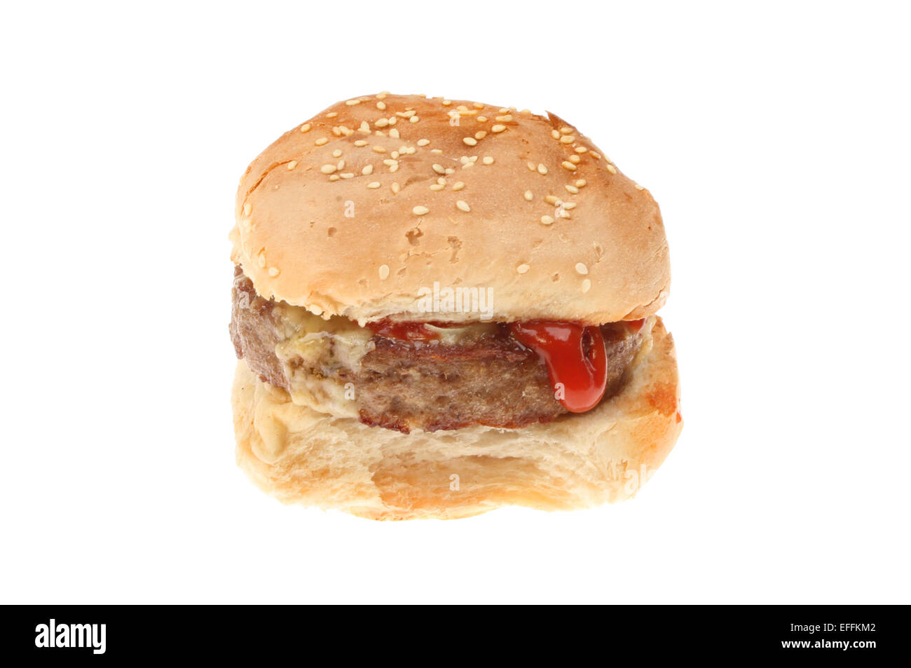 Cheeseburger in un panino con il ketchup isolata contro bianco Foto Stock