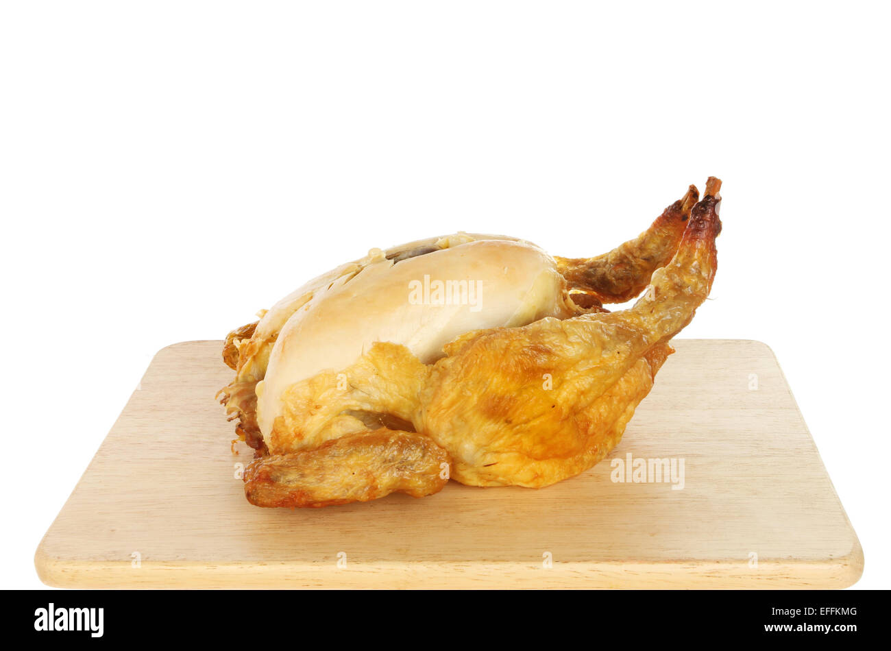 Pollo arrosto su una tavola di legno contro uno sfondo bianco Foto Stock