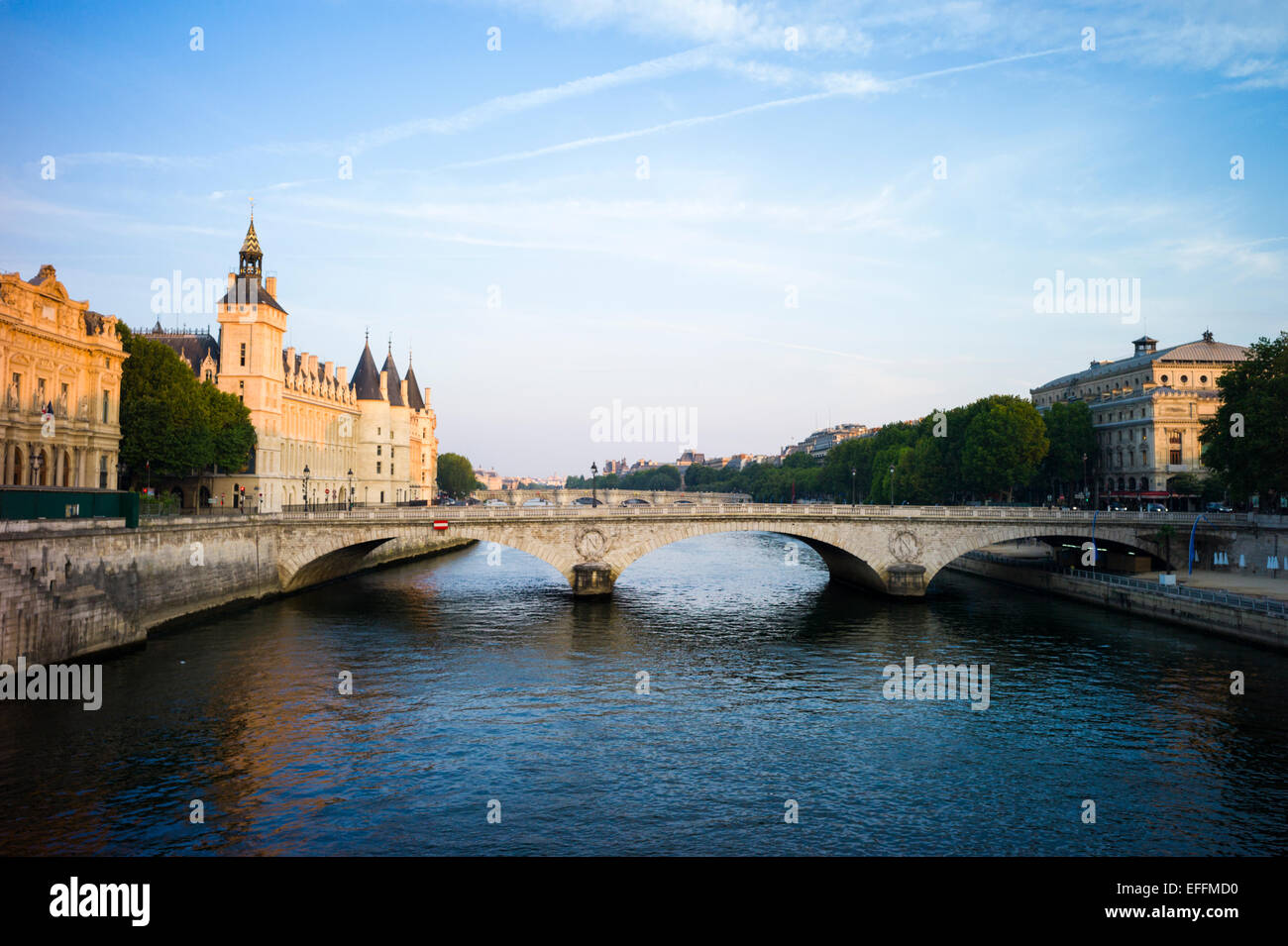 Senna, Concergerie e Pont au cambiare in inizio di mattina di luce. Parigi, Francia Foto Stock