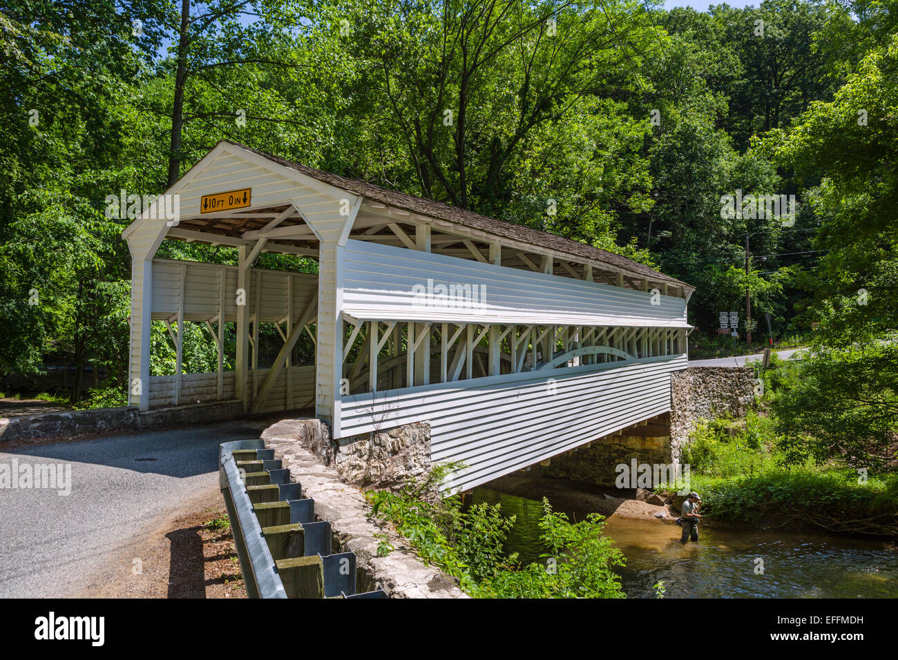 Pescatore in Valle Creek da 1865 Ponte coperto, Yellow Springs Rd, Valley Forge National Historical Park, Pennsylvania, STATI UNITI D'AMERICA Foto Stock