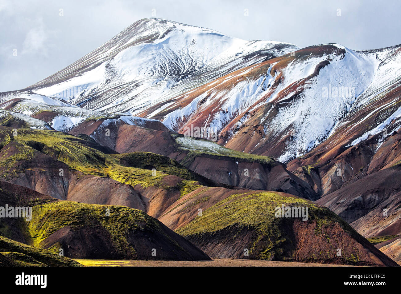 L'Islanda, Sudurland, Landmannalaugar, montagne coperte di neve Foto Stock