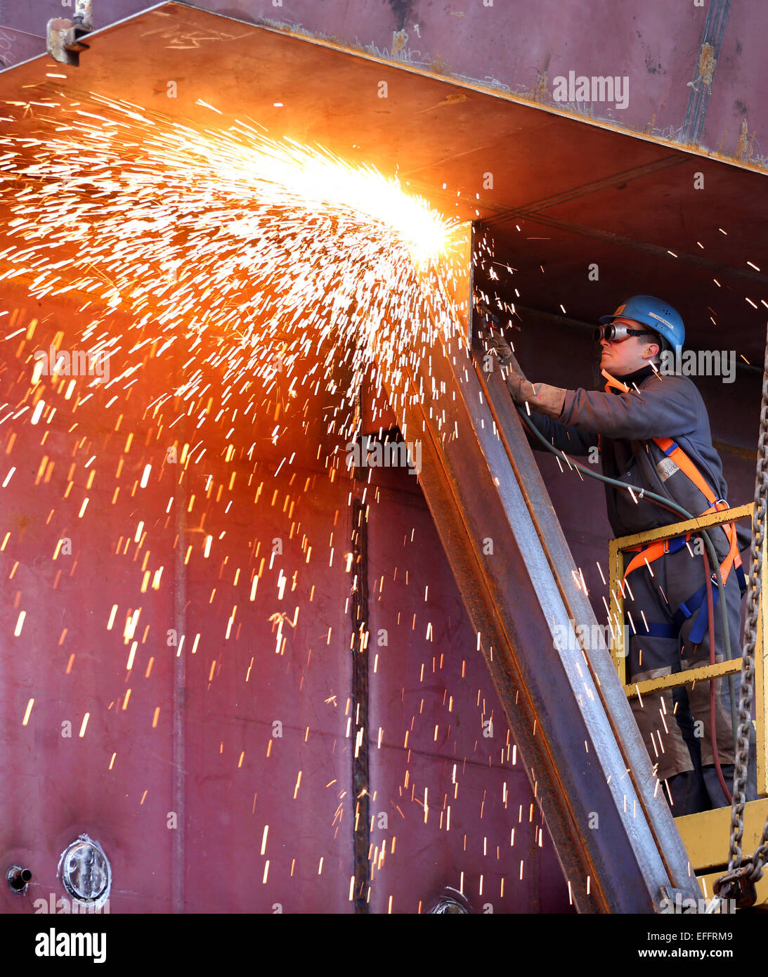 Rostock-Warnemuende, Germania. 30 gen, 2015. Le prime sezioni per la gamma Dolwin convertitore offshore piattaforma sono lavorato presso i cantieri nordici cantiere in Rostock-Warnemuende, Germania, 30 gennaio 2015. Nordic della quarta piattaforma convertitore sarà grande come un insieme di undici storia appartamenti casa e sarà utilizzato per un del parco eolico offshore nel Mare del Nord. Foto: BERND WUESTNECK/dpa/Alamy Live News Foto Stock