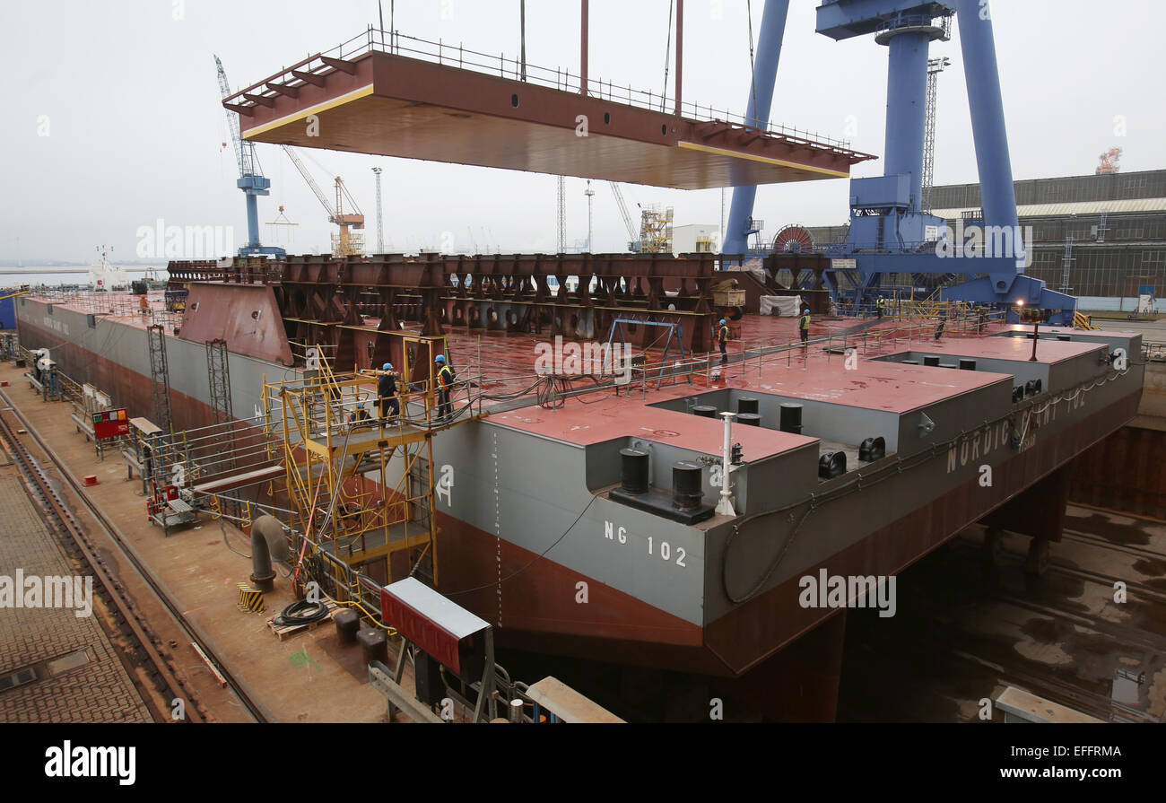 Rostock-Warnemuende, Germania. 30 gen, 2015. Il primo 200 tonnellate di ampia sezione per la gamma Dolwin convertitore offshore piattaforma sono collocati su un dock presso i cantieri nordici cantiere in Rostock-Warnemuende, Germania, 30 gennaio 2015. Nordic della quarta piattaforma convertitore sarà grande come un insieme di undici storia appartamenti casa e sarà utilizzato per un del parco eolico offshore nel Mare del Nord. Foto: BERND WUESTNECK/dpa/Alamy Live News Foto Stock