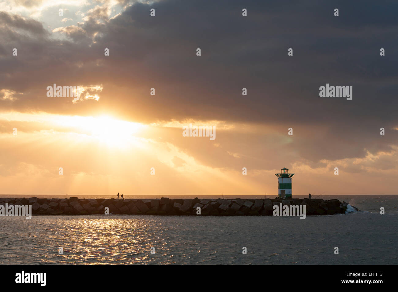 Paesi Bassi, l'Aia, Scheveningen, faro al tramonto Foto Stock