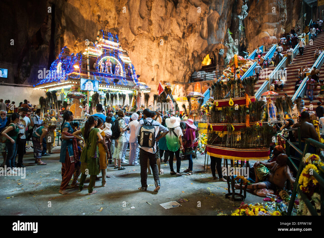 View all'interno di Grotte Batu durante Thaipusam 2015 Foto Stock