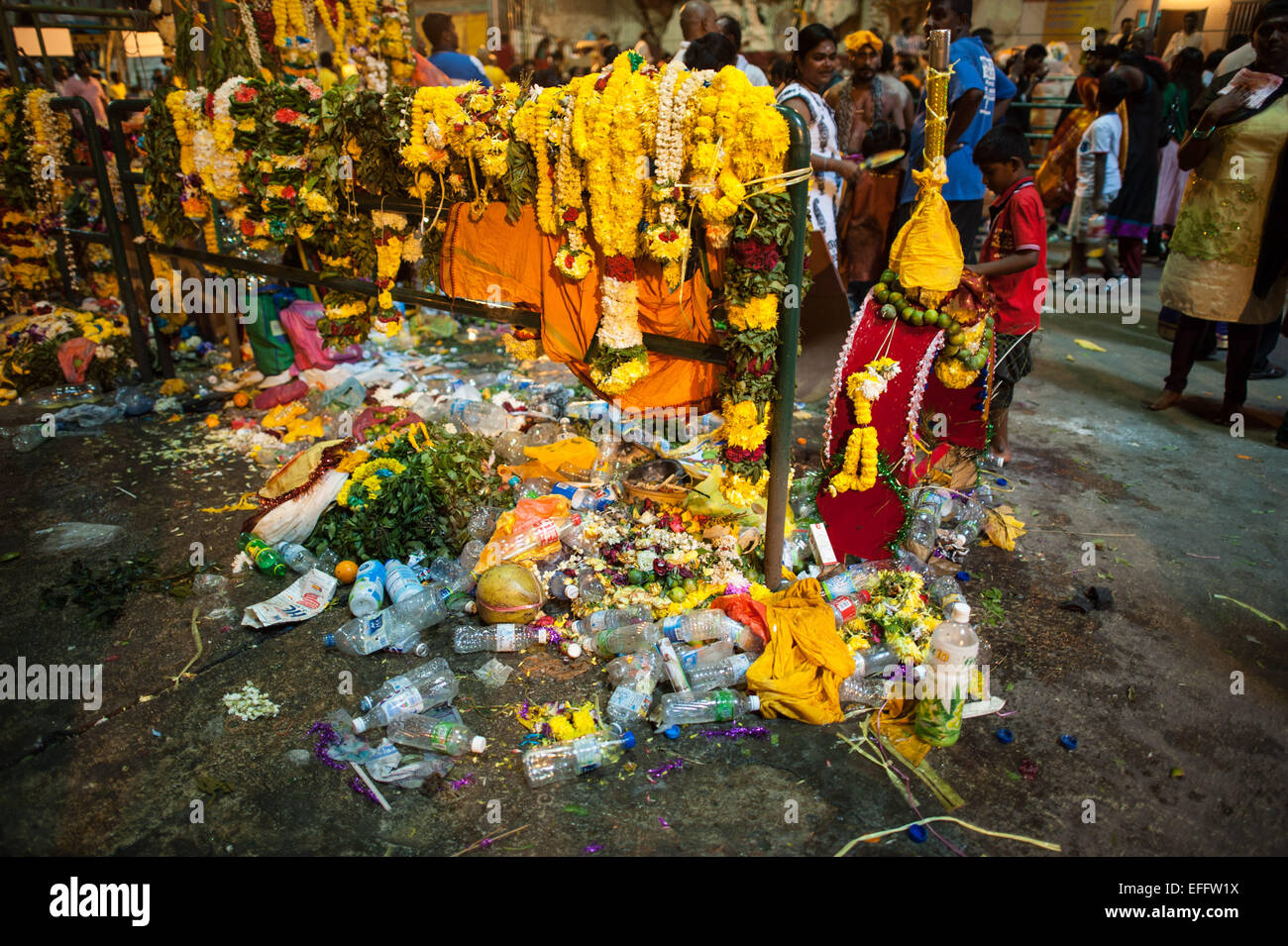 Scartato ghirlande di fiori e di rifiuti all'interno di Grotte Batu durante Thaipusam 2015 Foto Stock