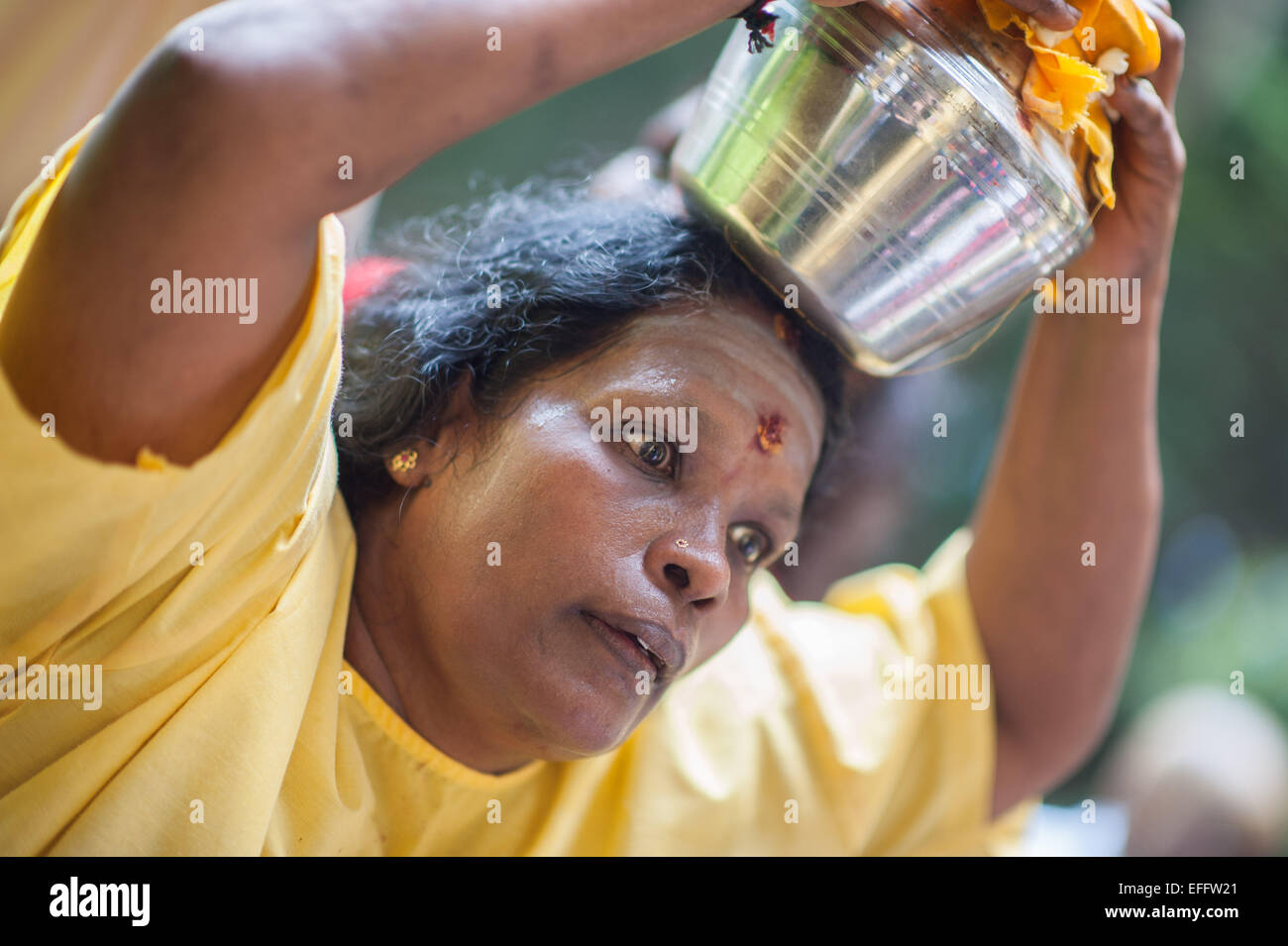 La donna che soffre di esaurimento estreme a Thaipusam 2015, Grotte Batu, Malaysia Foto Stock