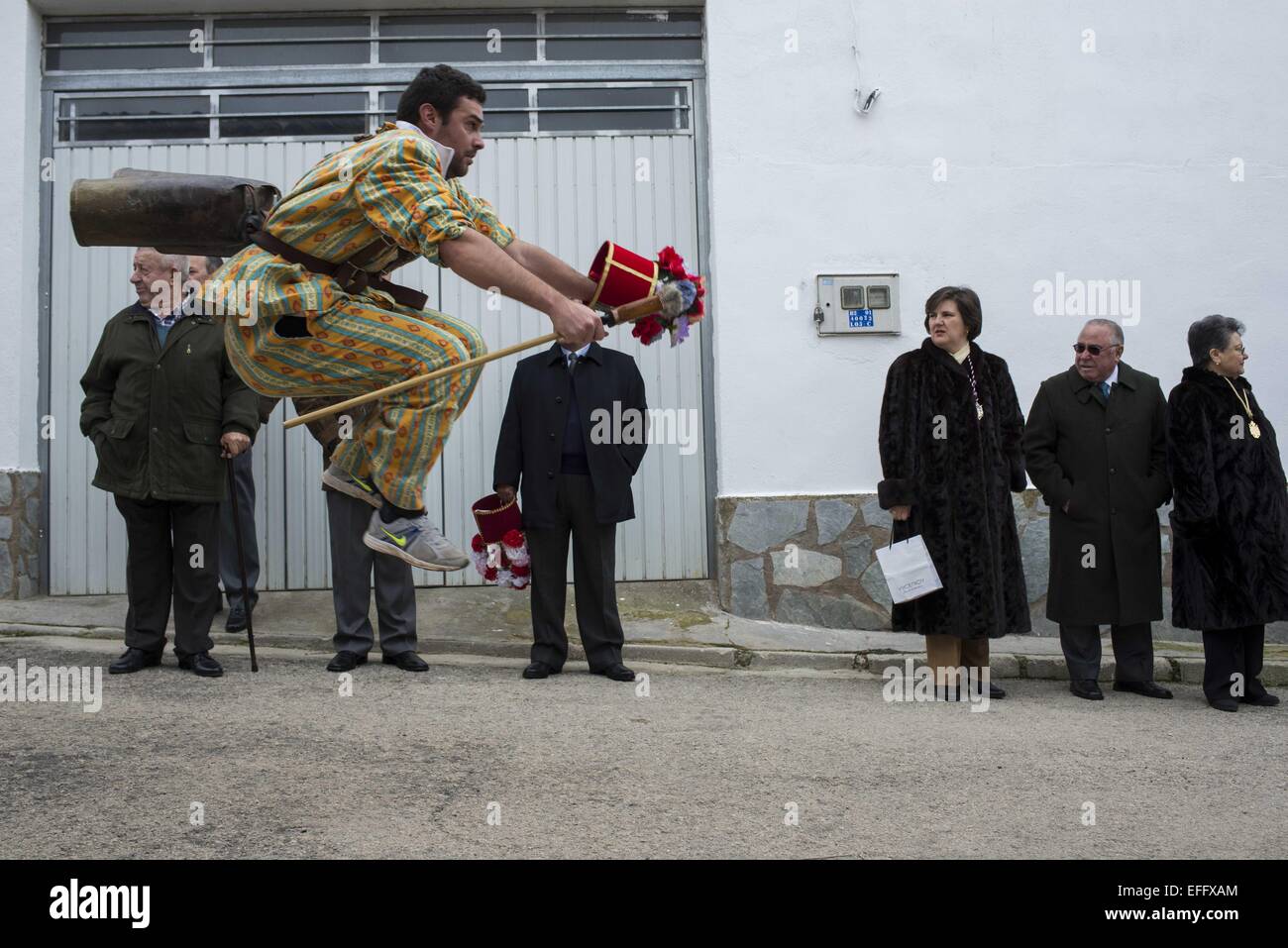 Febbraio 2, 2015 - Madrid, Spagna - i primi giorni di febbraio la festa religiosa della Vergine di Candelaria è celebrato in Spagna. La piccola città di Almonacid del Marquesado in Cuenca celebra la danza e adorare la Vergine di Candelaria mentre si cammina per le strade del luogo. (Credito Immagine: © Nacho Guadano/ZUMA filo) Foto Stock