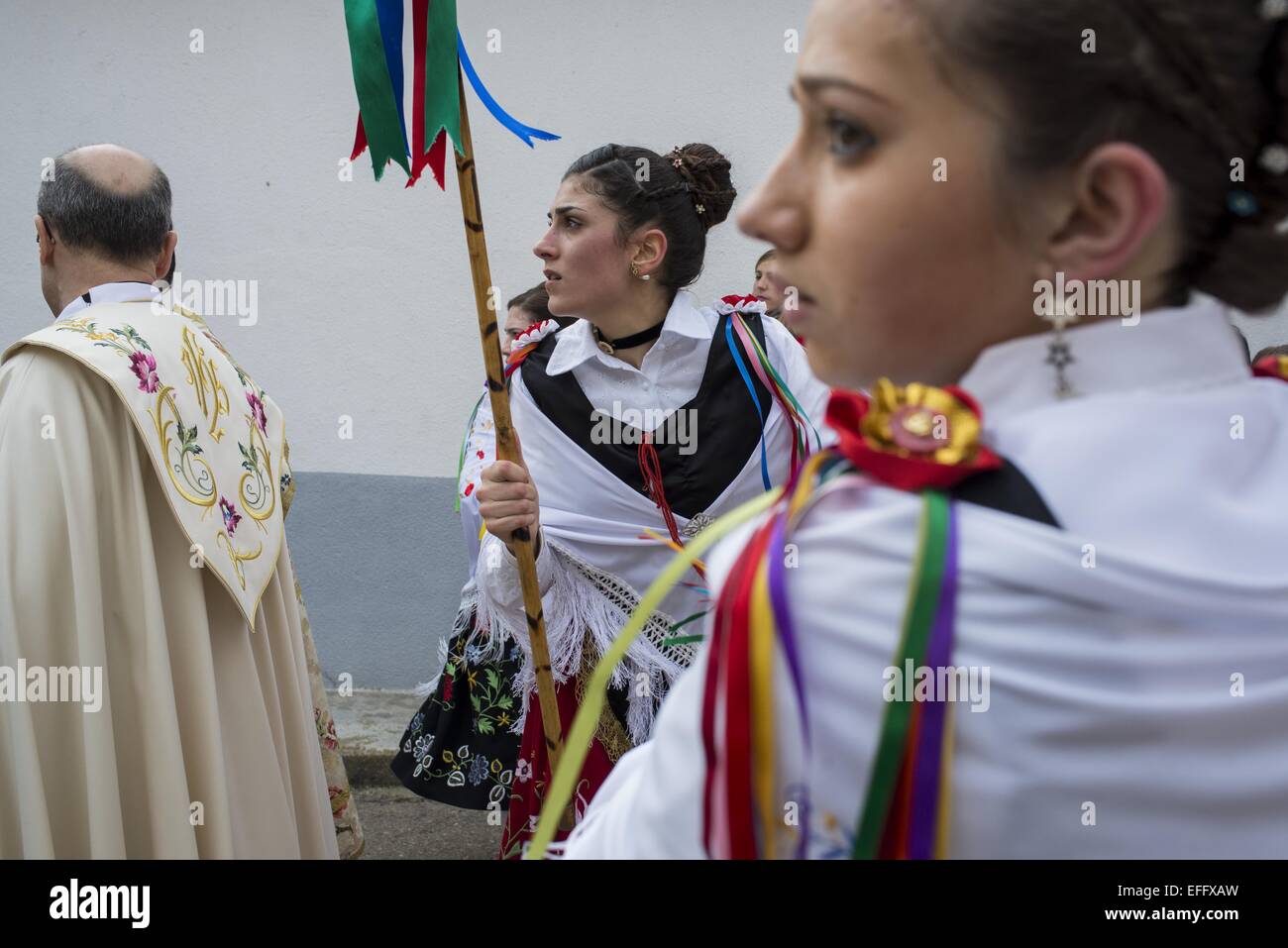 Febbraio 2, 2015 - Madrid, Spagna - i primi giorni di febbraio la festa religiosa della Vergine di Candelaria è celebrato in Spagna. La piccola città di Almonacid del Marquesado in Cuenca celebra la danza e adorare la Vergine di Candelaria mentre si cammina per le strade del luogo. (Credito Immagine: © Nacho Guadano/ZUMA filo) Foto Stock