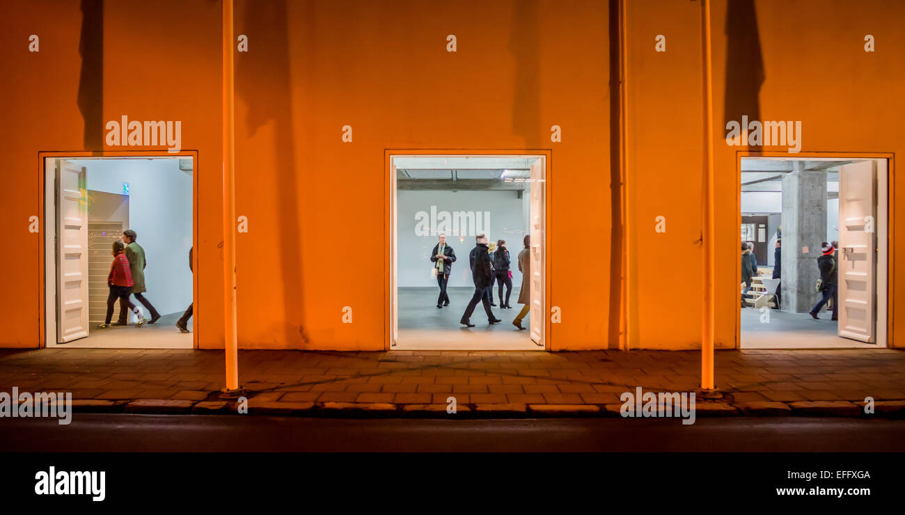 Le persone che visualizzano grafica di un museo, listasafn reykjavikur, Reykjavik, Islanda Foto Stock