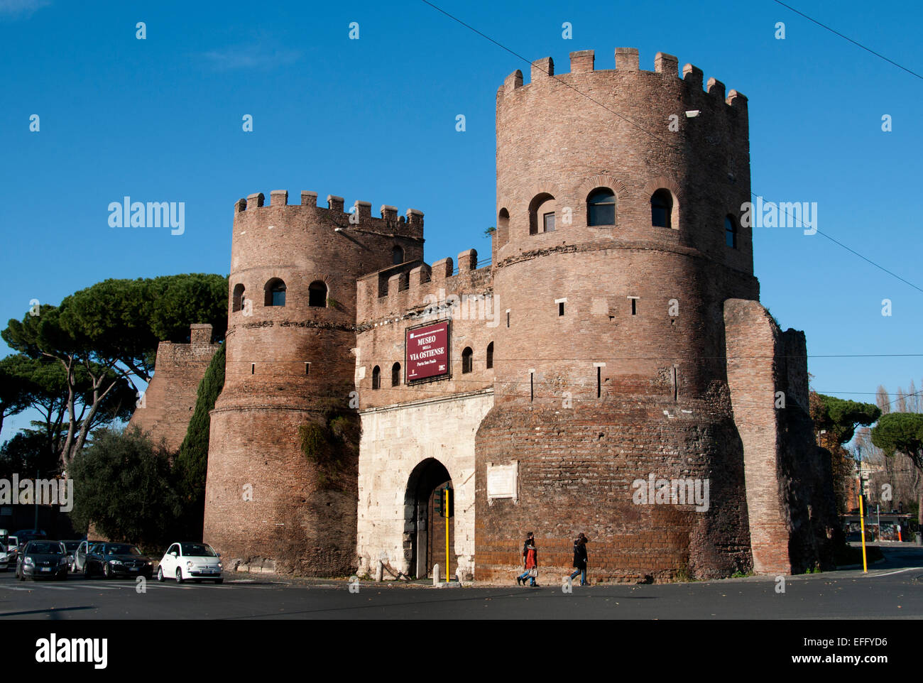 Porta San Paolo (Porta San Paolo, in italiano) è parte del complesso delle Mura Aureliane, costruito su ordine dell'Imperatore Aureliano in 275 CE ( Museo della Via Ostiense - Museo della Via Ostiense ) Roma Italia Italiano Foto Stock