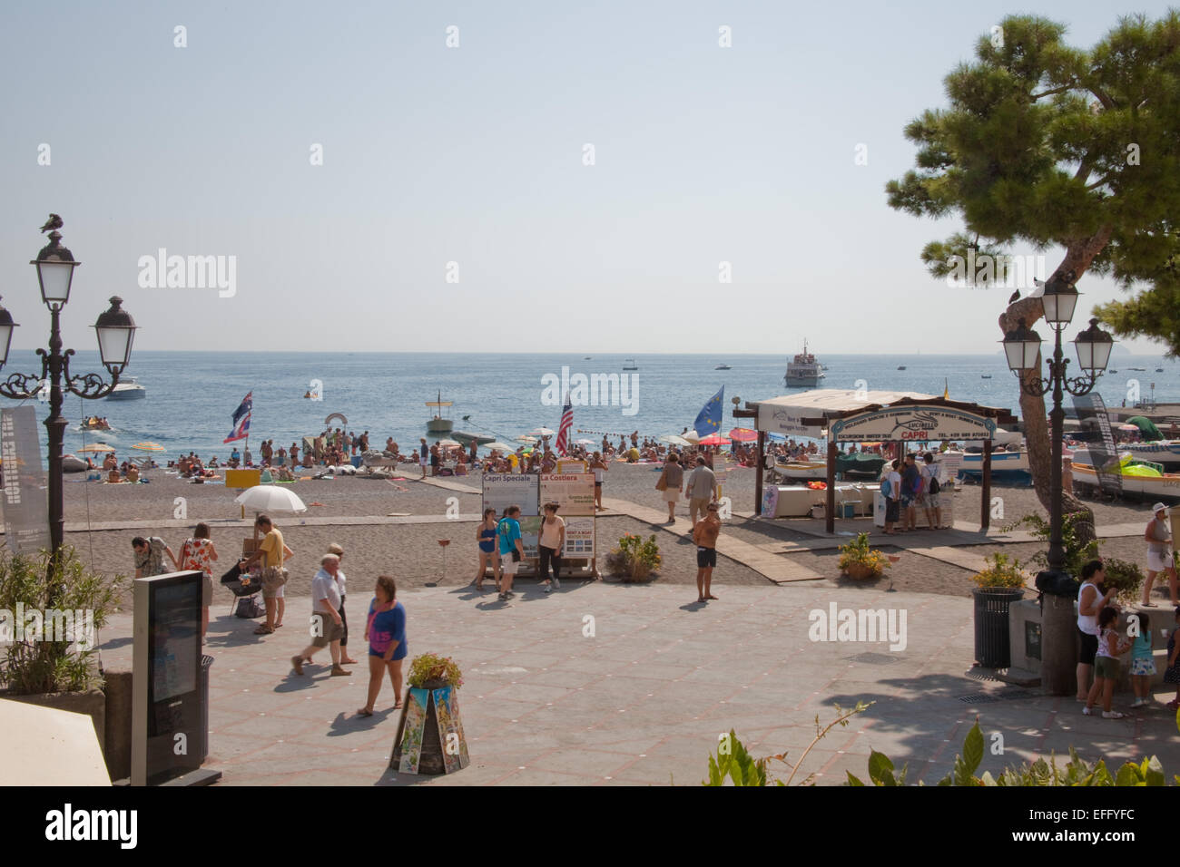 La piazza e il sentiero che scende verso la spiaggia, presso la città di Amalfi, a sud di Sorrento in uno dei più drammatici linee di costa Foto Stock