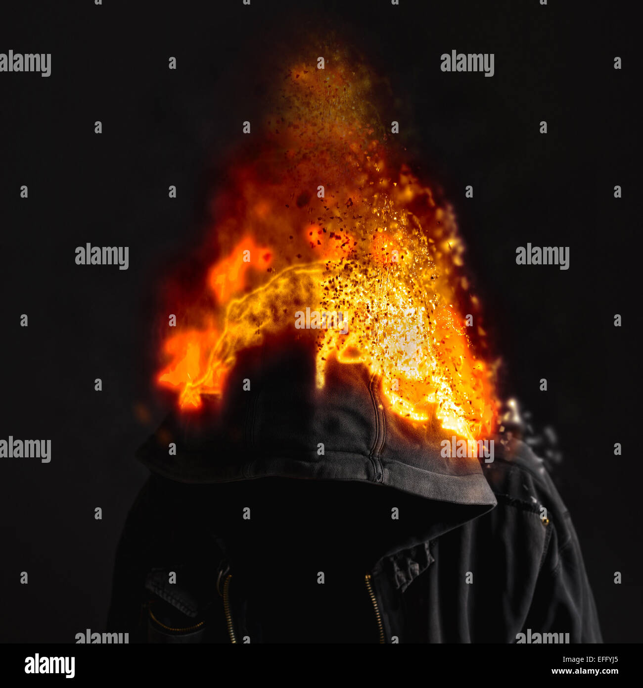 Testa sul fuoco, volto sconosciuto e irriconoscibile uomo che indossa il cofano sul fuoco. Foto Stock