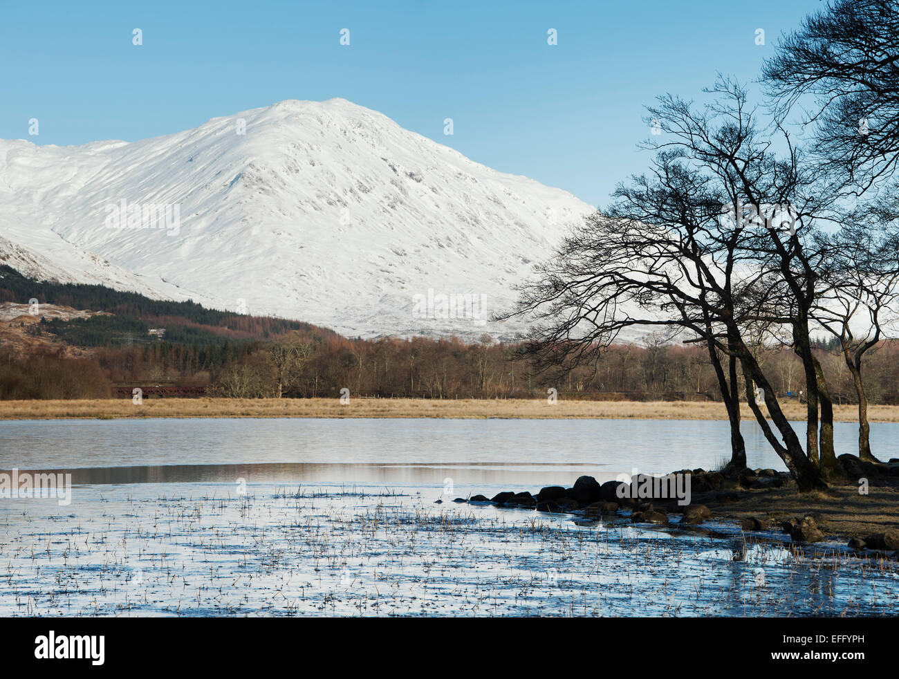 Loch Awe e montagne coperte di neve in inverno. Argyll and Bute, Scozia. Foto Stock