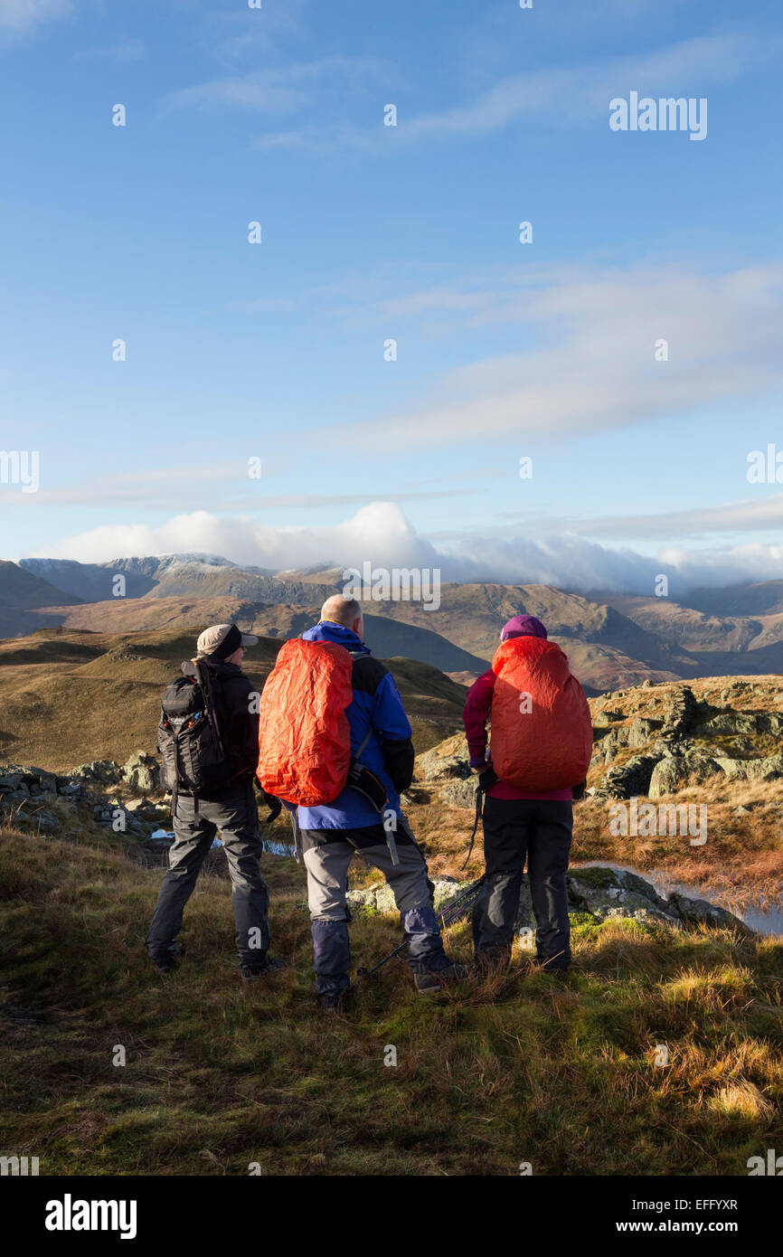 Hill Walkers sulla rupe satura lo spettacolo del Cloud Debordi Helvellyn e Dodds Lake District Cumbria Regno Unito Foto Stock