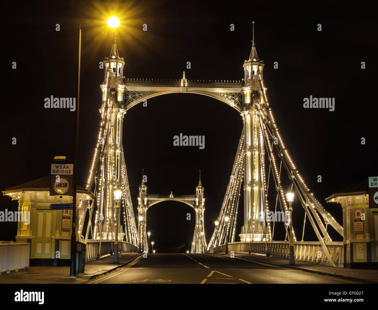 Albert ponte attraverso il Tamigi di notte a Londra Foto Stock