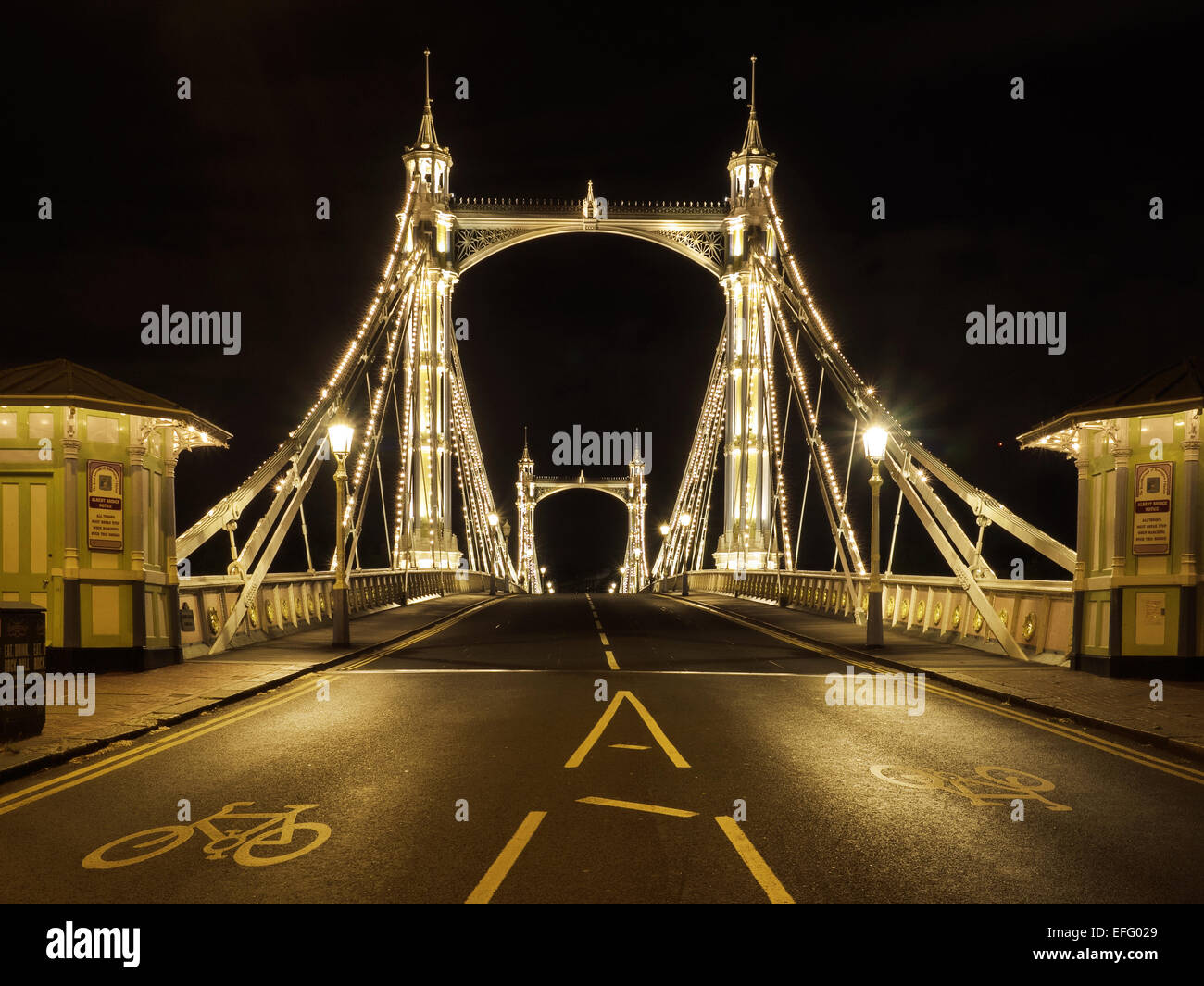 Albert ponte attraverso il Tamigi di notte a Londra Foto Stock