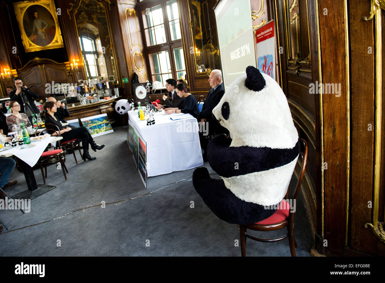 (150203)-- VIENNA, Febbraio 3, 2015(Xinhua)-- la foto scattata nel Febbraio 2, 2015 dimostra che la campagna di promozione della Comunità Panda fan viaggiare in Sichuan è tenuto a Vienna lo zoo si trova sui terreni del famoso Palazzo di Schonbrunn a Vienna, Austria. La campagna è stata lanciata a Chengdu Research Base del Panda Gigante di allevamento in provincia di Sichuan del sud-ovest della Cina nel novembre 2014. È stato previsto per selezionare 12 panda fan provenienti da sei paesi europei tra cui Regno Unito, Francia, Spagna, Belgio, Germania e Austria. Essi dovrebbero entrare a far parte di una 40-persona self-team di pilotaggio, costituito da la Panda selezionato ventole, Foto Stock