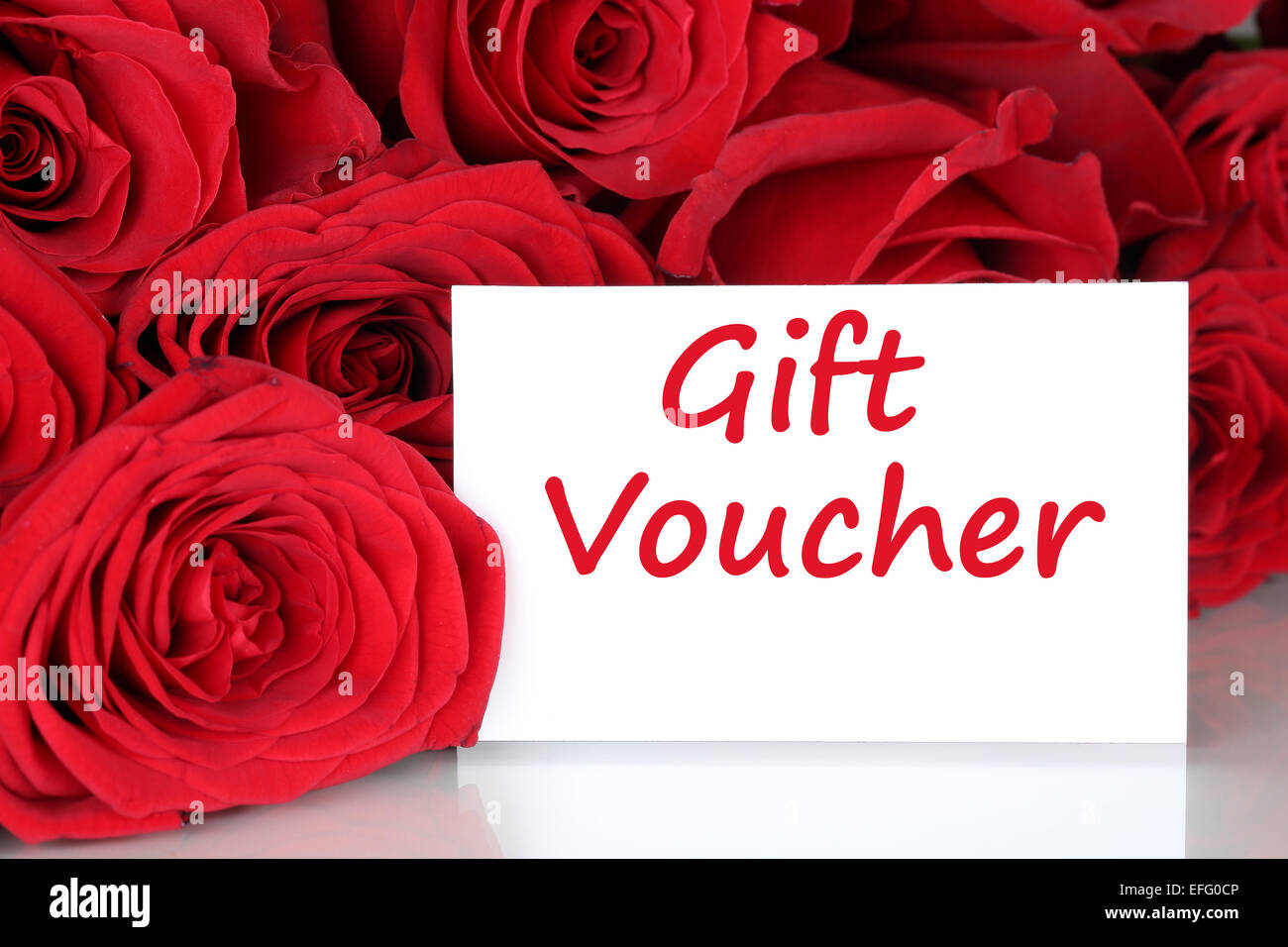 Rose rosse con voucher regalo certificato per il compleanno di San Valentino  o la festa della mamma Foto stock - Alamy