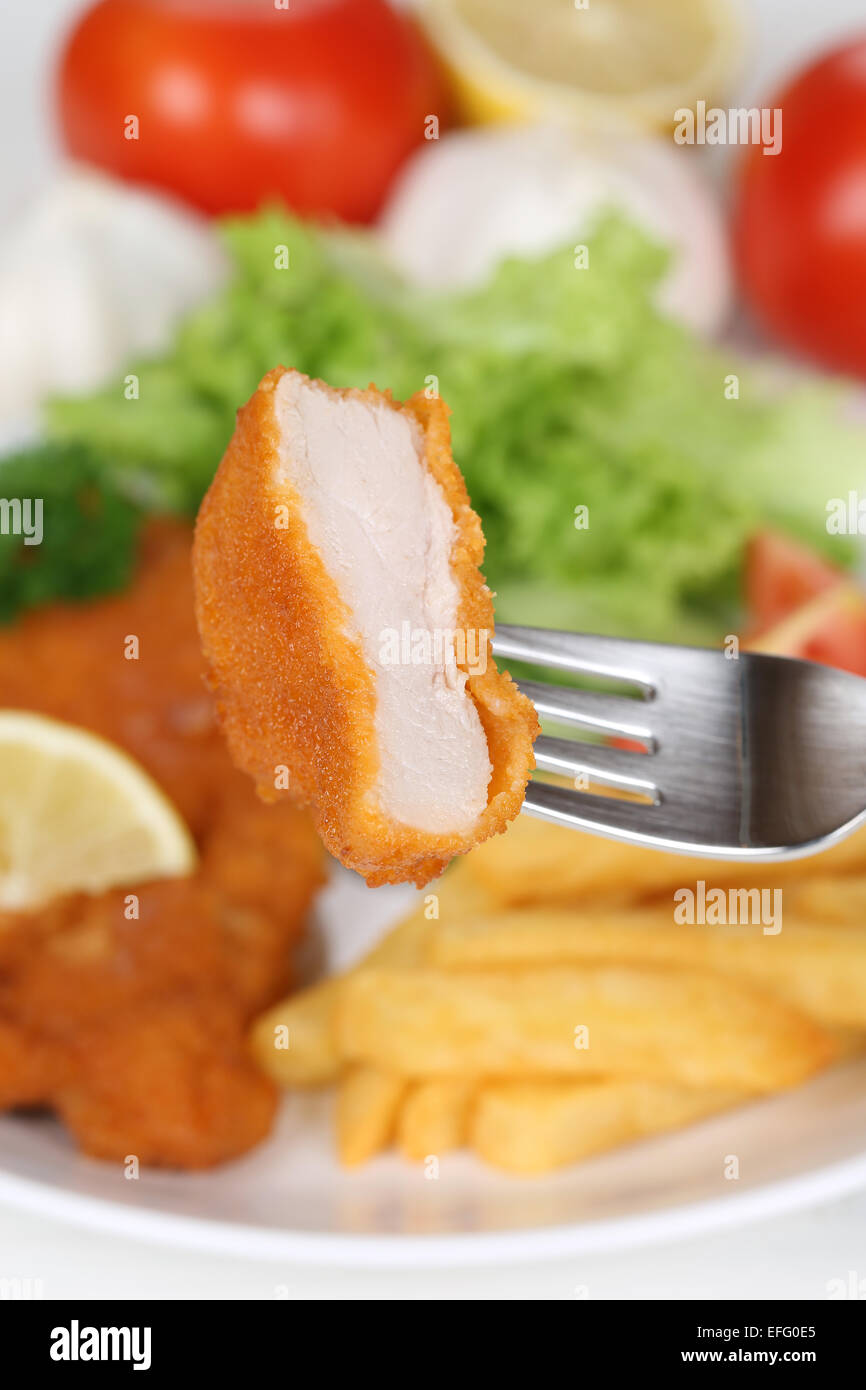 Mangiare Wiener Schnitzel chop cotoletta pasto con forcella Foto Stock