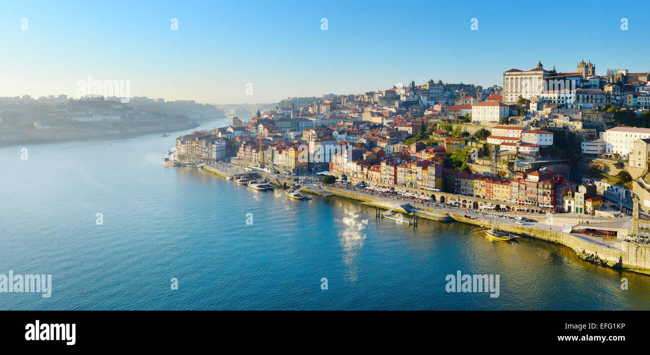 Skyline di Porto, Portogallo. Vista dal famoso ponte di Eiffel. Foto Stock