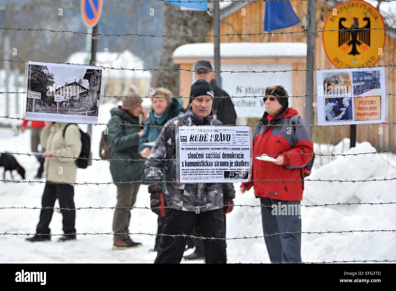 Circa 700 persone giunsero a caso nel XXV anniversario del l'apertura della frontiera tra la Cecoslovacchia e la Baviera, Zelezna Ruda, Repubblica Ceca, Martedì, 3 febbraio 2015. Nel 1990, 70.000 persone è venuto a la strada di attraversamento di confine per tagliare il filo spinato barriera, che era parte della cortina di ferro e ha cercato di fare una catena umana dal Zelezna Ruda a 3 chilometri lontano Bayerisch Eisenstein. Il borgo ha subito grandi cambiamenti negli ultimi venticinque anni perché una zona militare erano stati sul suo territorio e la gente del posto aveva bisogno di un permesso speciale per entrare in esso. Questa zona aperta per la p Foto Stock