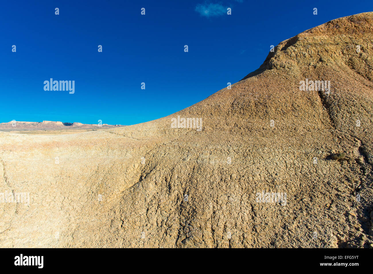Las Bardenas Reales in Navarra, Spagna, è un arido deserto semi caratterizzato da straordinari forme geologiche. Foto Stock