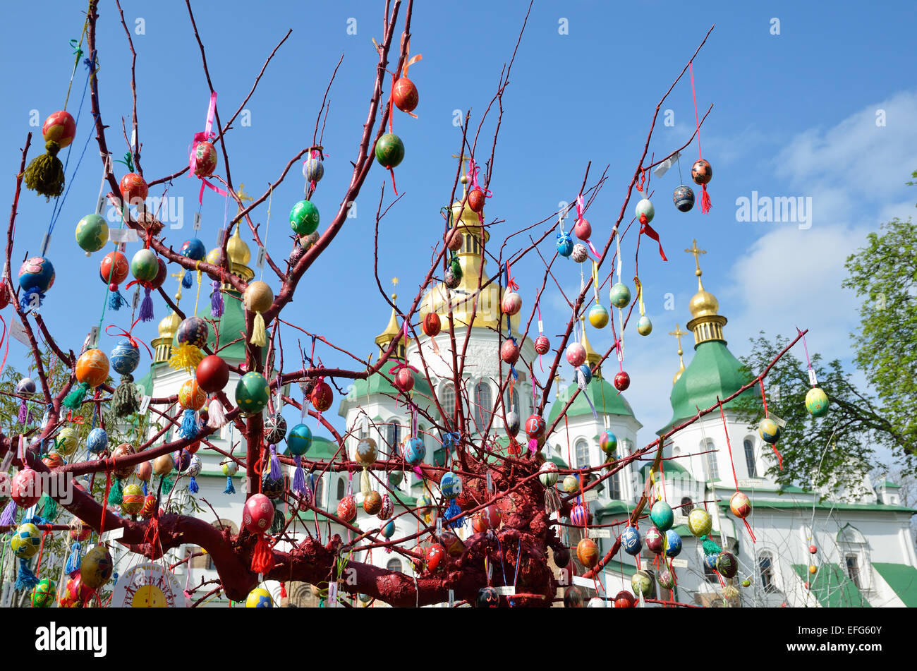 Albero di pasqua contro la cattedrale Foto Stock