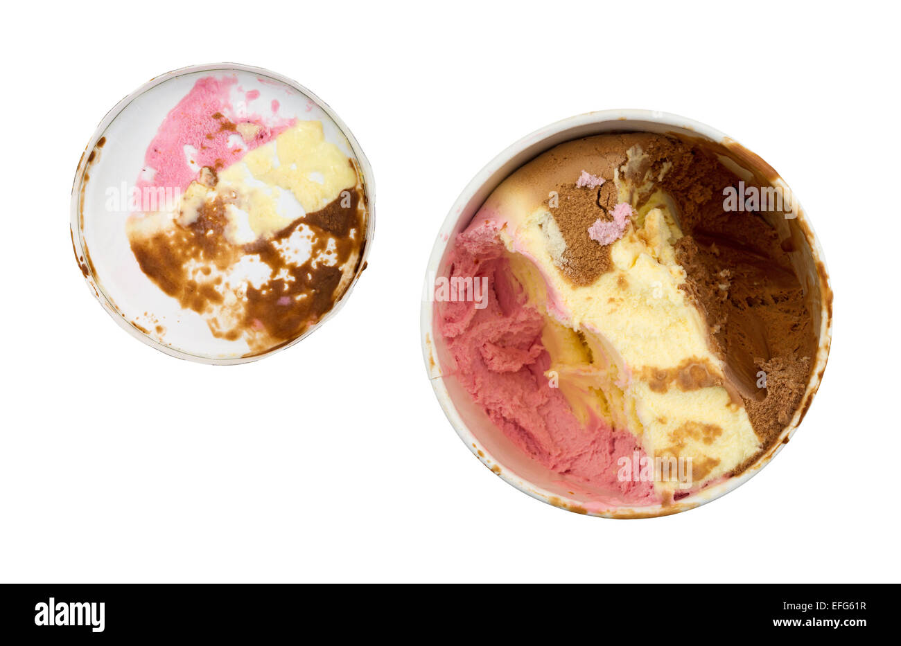 Vista dall'alto di un contenitore aperto di napoletano di gelato con porzioni rimosse sulla cima di uno sfondo bianco con il coperchio laterale. Foto Stock