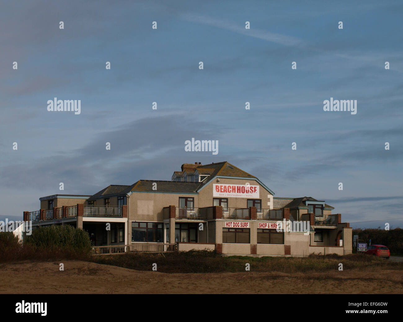 Il Beach House, hotel, negozio di surf, pesce shop, ristorante e bar, Widemouth Bay, Bude, Cornwall, Regno Unito Foto Stock