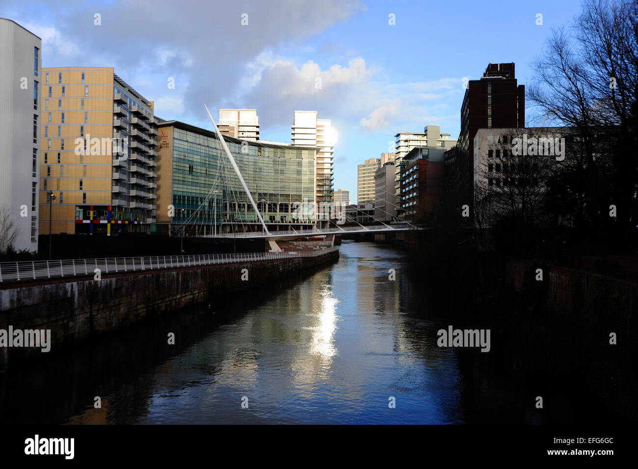 Manchester UK - Canal che divide i centri di Salford e Manchester Foto Stock