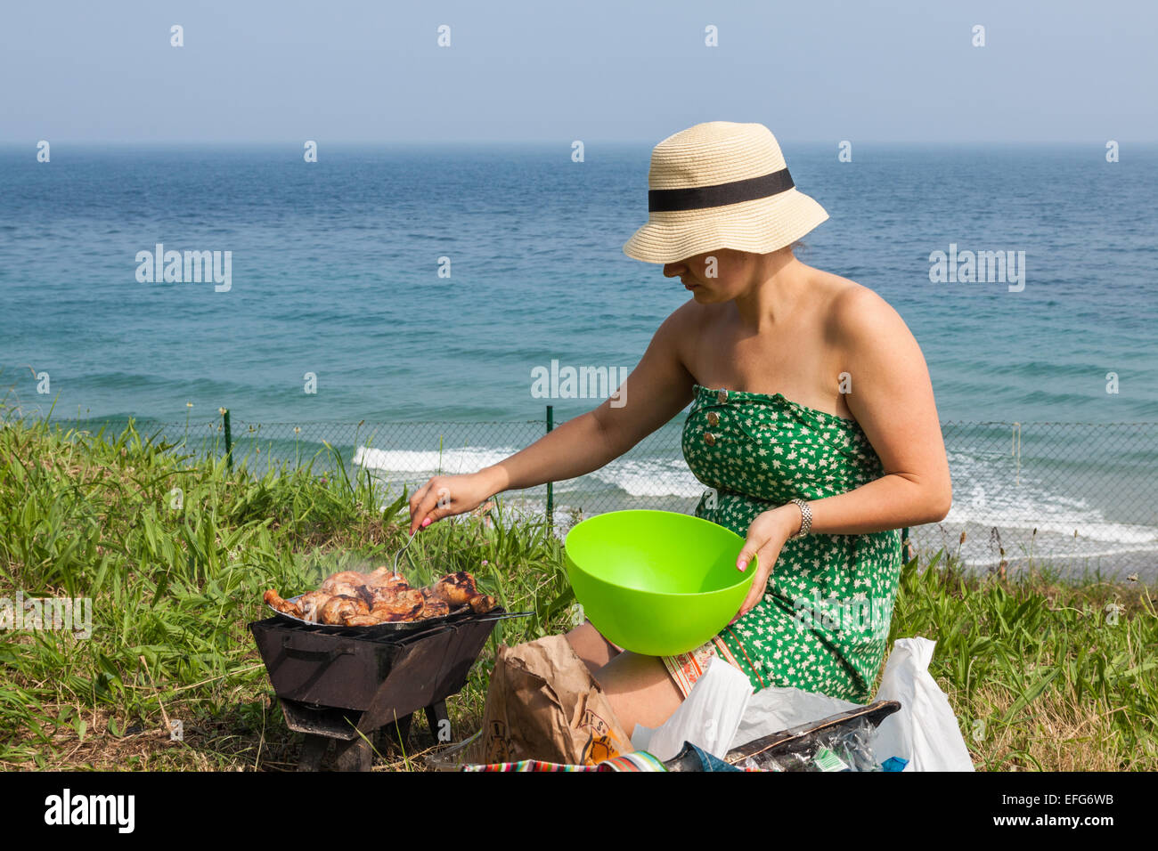 Grigliata di cosce di pollo sulla griglia fiammeggianti. Foto Stock