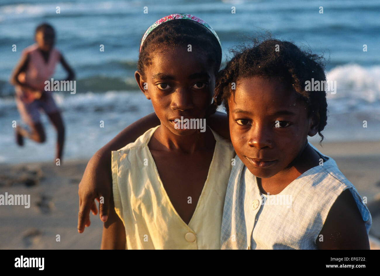 Garifuna ragazze in Punta Piedra Beach. Honduras. America centrale Foto Stock