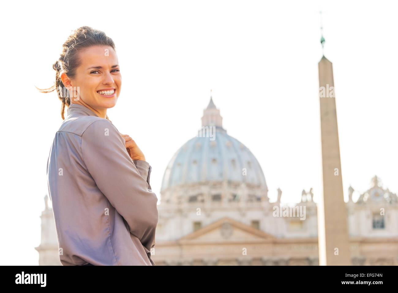 Ritratto di felice giovane donna sulla piazza san pietro nello Stato della Città del Vaticano Foto Stock