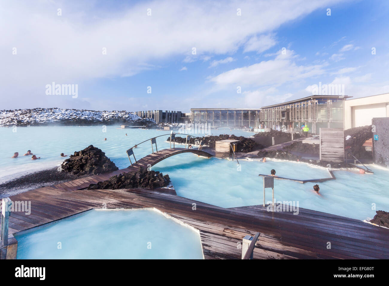 La cottura a vapore acque della laguna blu, bridge e camminamenti: una energia geotermica spa e piscina in Islanda, uno dei suoi più popolari e visitate attrazioni Foto Stock