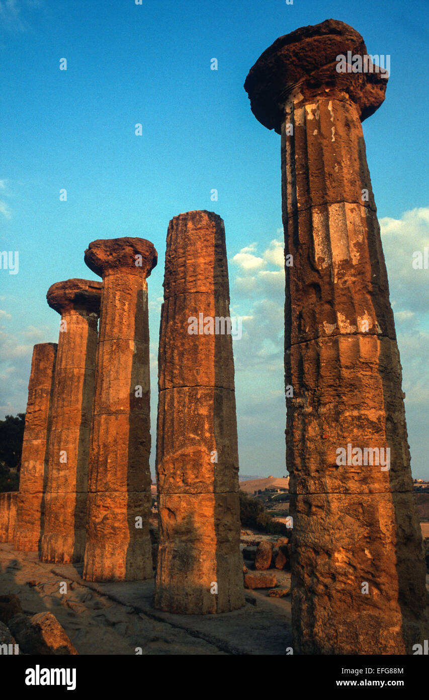 Il Tempio greco di Ercole (c. 510 b.C.), Agrigento. Sicilia. Italia Foto Stock