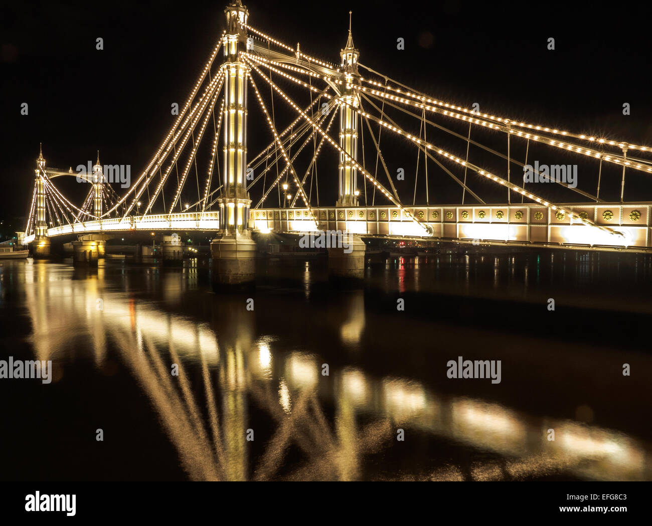 Albert ponte attraverso il Tamigi di notte a Londra Foto Stock