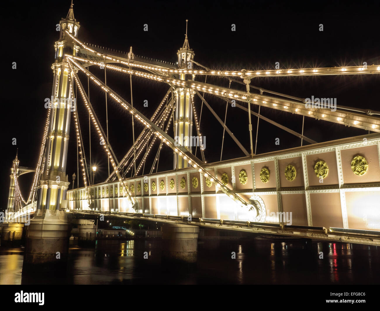 Albert ponte attraverso il Tamigi di notte a Londra Foto Stock