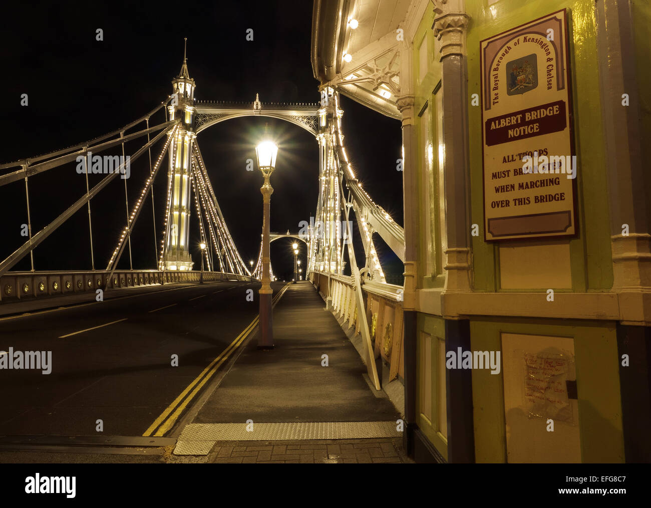 Albert ponte attraverso il Tamigi di notte a Londra Foto Stock