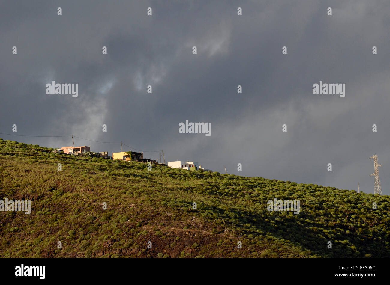 Cielo nuvoloso abitazioni sul orizzonte La Gomera Canarie Foto Stock