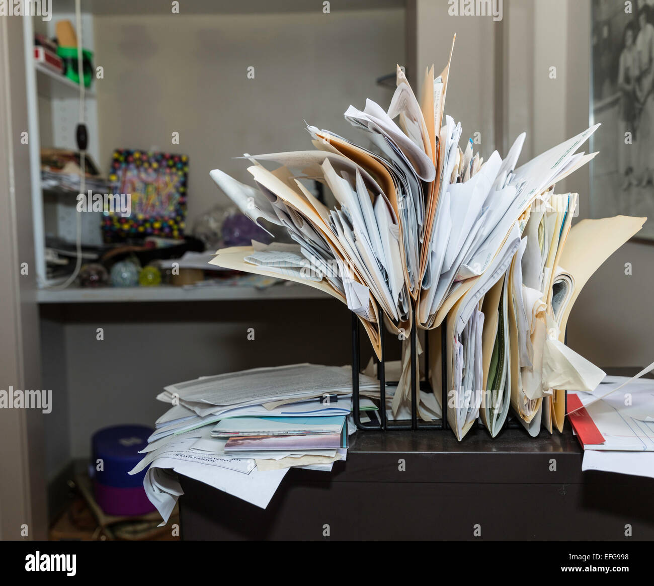 Di disordine, scrivania caotica e file Foto Stock
