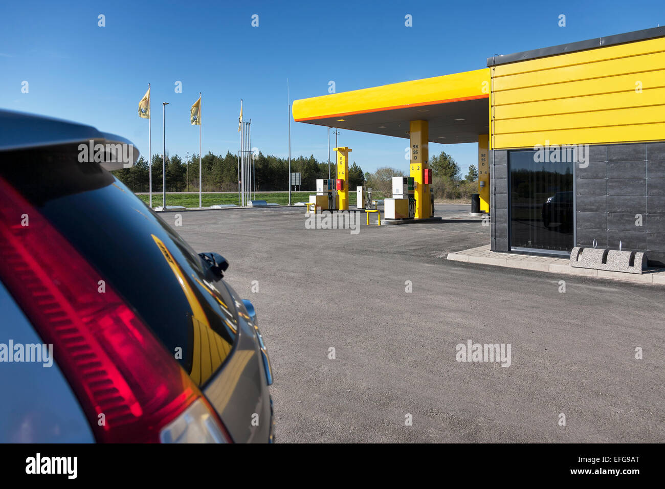 Auto in stazione di gas. La riflessione sul veicolo a motore il finestrino posteriore, coda-luce. Foto Stock
